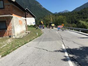 Poškodbe na vozišču in objektu, Grahovo ob Bači, 1.9.17 (1)-1800